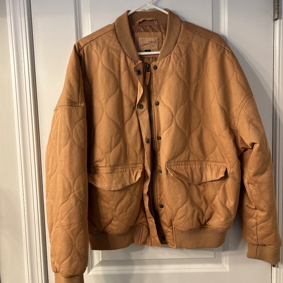 NWOT - Universal Thread women’s bomber/puffer jacket - Picture 3 of 3